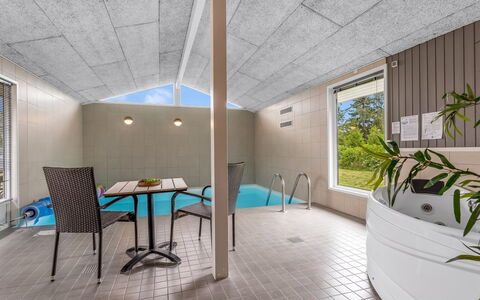 Effy - 600M from the Sea: Toit, Maison, Domicile, Chalet, Porte, Siding, Plate-Forme, Porche, Planche, Dur