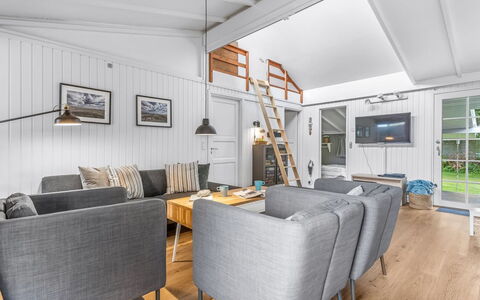 Effy - 600M from the Sea: Toit, Maison, Domicile, Chalet, Porte, Siding, Plate-Forme, Porche, Planche, Dur