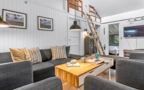Effy - 600M from the Sea: Toit, Maison, Domicile, Chalet, Porte, Siding, Plate-Forme, Porche, Planche, Dur