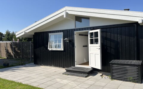 Effy - 600M from the Sea: Toit, Maison, Domicile, Chalet, Porte, Siding, Plate-Forme, Porche, Planche, Dur