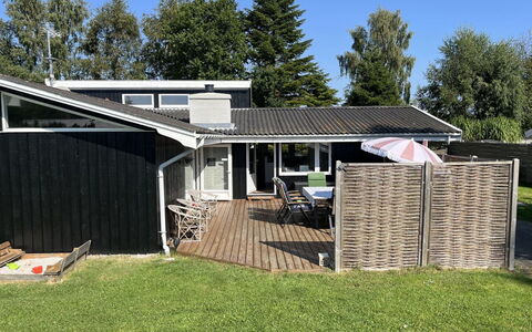 Effy - 600M from the Sea: Toit, Maison, Domicile, Chalet, Porte, Siding, Plate-Forme, Porche, Planche, Dur