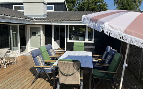 Effy - 600M from the Sea: Toit, Maison, Domicile, Chalet, Porte, Siding, Plate-Forme, Porche, Planche, Dur