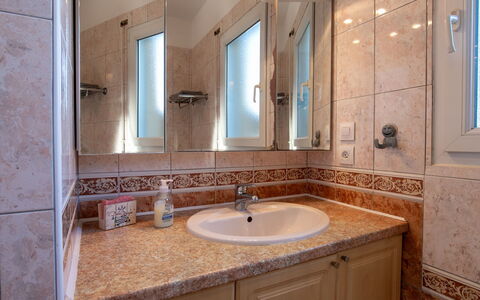 Chez David: Lavabo, Évier, Salle De Bains, Luminaire Plomberie, Comptoir, Sol, Design Intérieur, Miroir, Robinet, Sol