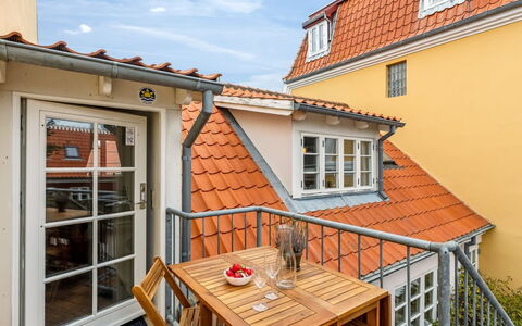 Edel - 250M from the Sea: Porte, Tache De Bois, Balcon, Plate-Forme, Plante D'Appartement, Dur, Pot De Fleur, Mobilier De Jardin, Balustrade, Daylighting