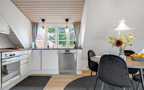 Edel - 250M from the Sea: Sol, Bois, Design Intérieur, Parquet, Sol, Plafond, Meubles, Cuisine, Domicile, Table Cuisine Et Salle A Manger