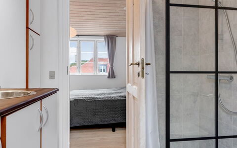 Edel - 250M from the Sea: Bois, Sol, Sol, Design Intérieur, Chambre, Plafond, Pièce, Lit, Appartement, Tache De Bois