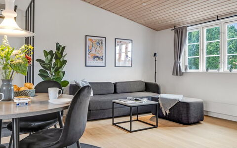 Edel - 250M from the Sea: Meubles, Design Intérieur, Canapé, Sol, Mur, Salon, Sol, Bois, Plafond, Table