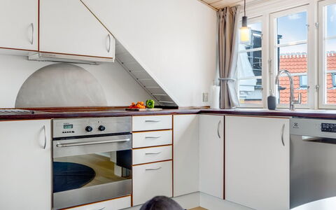 Edel - 250M from the Sea: Sol, Bois, Design Intérieur, Sol, Cuisine, Plafond, Comptoir, Parquet, Principaux Appliance, Meubles
