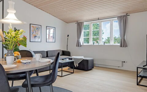Edel - 250M from the Sea: Meubles, Design Intérieur, Canapé, Sol, Bois, Plafond, Salon, Sol, Pièce, Table