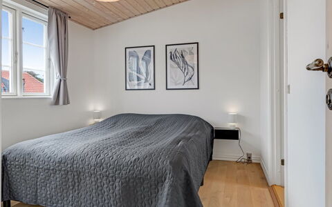 Edel - 250M from the Sea: Lit, Meubles, Design Intérieur, Chambre, Bois, Sol, Sol, Plafond, Parquet, Literie