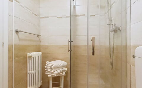 Festér: Sol, Sol, Salle De Bains, Design Intérieur, Luminaire Plomberie, Porte De Douche, Plomberie, Tuile, Douche, Pièce