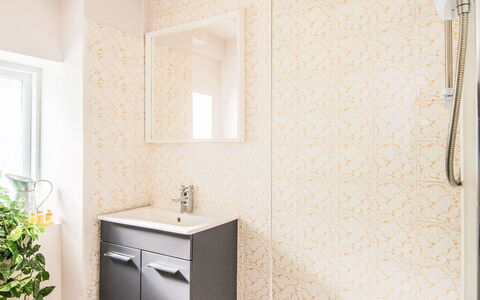 Highland Cottage: Sol, Design Intérieur, Sol, Luminaire Plomberie, Salle De Bains, Armoire De Toilette, Plafond, Tuile, Plomberie, Pièce