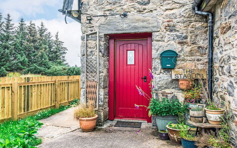 Highland Cottage: Appartement, Biens, Cour, Pelouse, Aménagement Paysager, Balcon, Villa