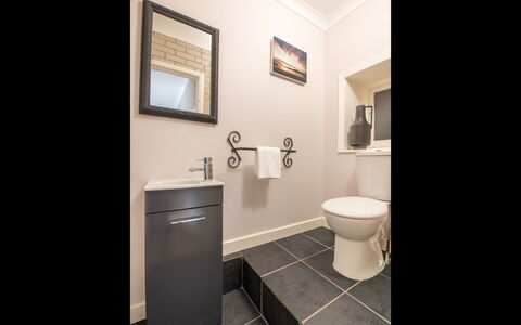 Highland View: Siège De Toilette, Salle De Bains, Toilette, Sol, Luminaire Plomberie, Sol, Design Intérieur, Armoire De Toilette, Plomberie, Évier