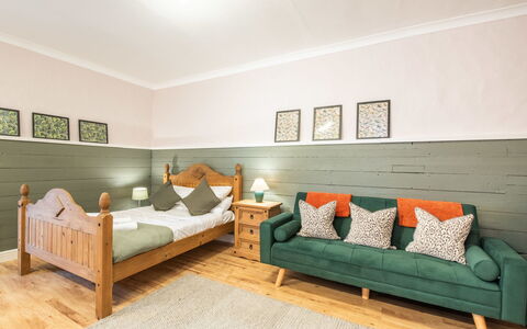 Highland View: Meubles, Design Intérieur, Sol, Sol, Bois, Lit, Chambre, Plafond, Pièce, Éclairage