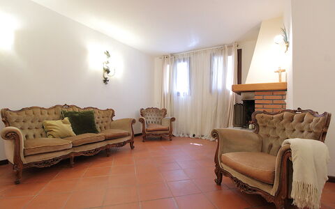 Villa Rosa Apartment: Design Intérieur, Sol, Meubles, Sol, Bois, Plafond, Canapé, Pièce, Salon, Éclairage