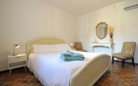 Villa Rosa Apartment: Lit, Meubles, Design Intérieur, Chambre, Literie, Drap De Lit, Mur, Sol, Bois, Sol