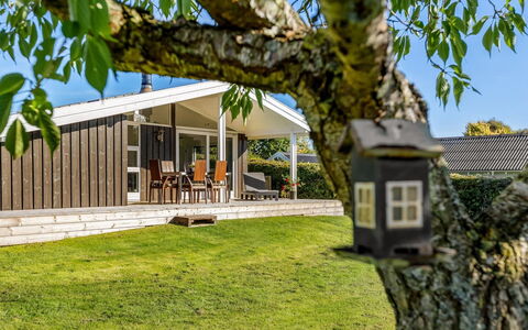Quanna - 450M from the Sea: Chalet, Arrière-Cour, Cour, Batiments Jardin, Cabanon, Siding, Mobilier De Jardin, Cabane En Rondins, Structure En Plein Air, Cabane
