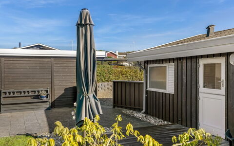 Quanna - 450M from the Sea: Chalet, Arrière-Cour, Cour, Batiments Jardin, Cabanon, Siding, Mobilier De Jardin, Cabane En Rondins, Structure En Plein Air, Cabane