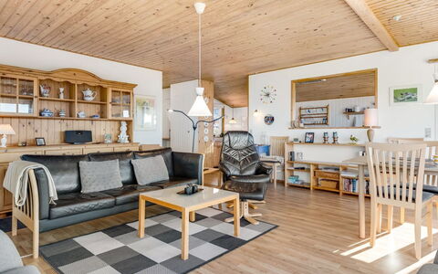 Senni - 800M from the Sea: Meubles, Design Intérieur, Bois, Plafond, Sol, Sol, Canapé, Salon, Parquet, Pièce