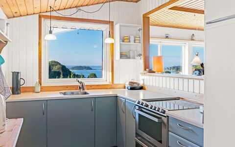 Senni - 800M from the Sea: Cuisine, Sol, Bois, Design Intérieur, Appareil De Cuisine, Comptoir, Principaux Appliance, Meubles, Sol, Plafond