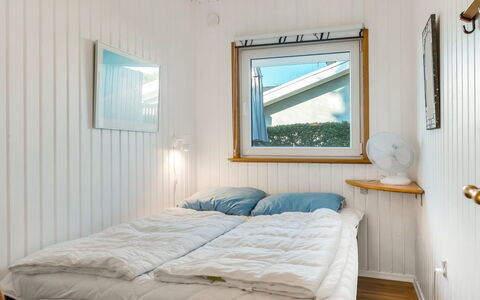 Senni - 800M from the Sea: Bois, Chambre, Sol, Sol, Lit, Drap De Lit, Design Intérieur, Literie, Plafond, Domicile