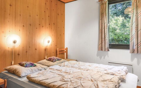 Aron - 30Km from the Sea: Design Intérieur, Lit, Chambre, Mur, Meubles, Bois, Plafond, Sol, Sol, Pièce