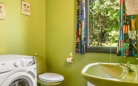 Aron - 30Km from the Sea: Vert, Design Intérieur, Luminaire Plomberie, Salle De Bains, Sol, Sol, Siège De Toilette, Éclairage, Domicile, Toilette