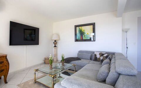 Azur Paradis: Meubles, Canapé, Design Intérieur, Sol, Sol, Salon, Pièce, Plafond, Table, Domicile