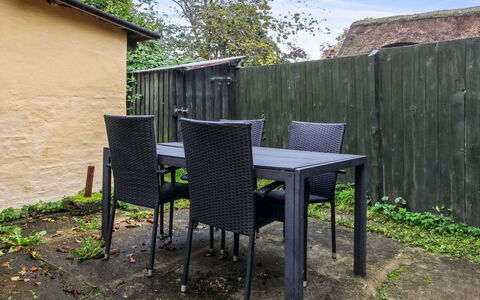 Thorfrid - 1Km from the Sea: Meubles, Bois, Mobilier De Jardin, Chaise, Table, Tableau De Plein Air, Table Cuisine Et Salle A Manger, Arrière-Cour, Tache De Bois, Ombre