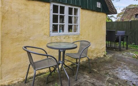 Thorfrid - 1Km from the Sea: Bois, Meubles, Sol, Chalet, Chaise, Tache De Bois, Ombre, Matériau Naturel, Dur, Peindre