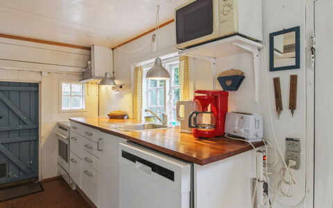 Thorfrid - 1Km from the Sea: Sol, Bois, Design Intérieur, Sol, Cuisine, Plafond, Comptoir, Pièce, Cabinetry, Meubles