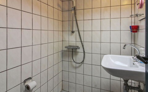 Thorfrid - 1Km from the Sea: Salle De Bains, Luminaire Plomberie, Mur, Lavabo, Évier, Sol, Robinet, Plomberie, Design Intérieur, Sol