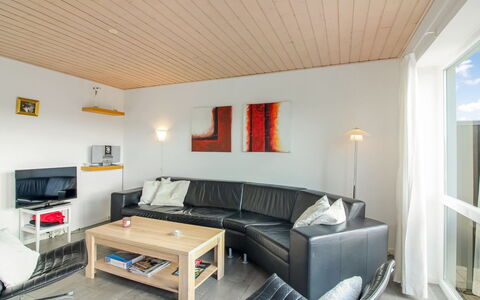 Syriel - 700M from the Sea: Toit, Maison, Domicile, Chalet, Porte, Siding, Plate-Forme, Porche, Planche, Dur