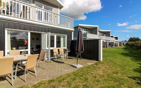 Syriel - 700M from the Sea: Toit, Maison, Domicile, Chalet, Porte, Siding, Plate-Forme, Porche, Planche, Dur