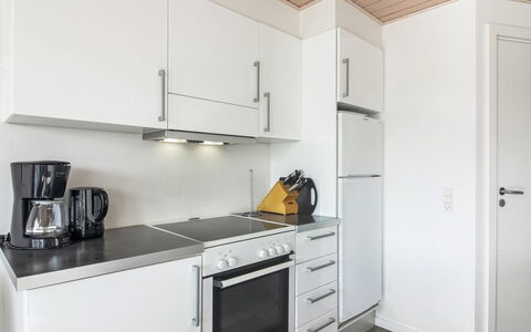 Syriel - 700M from the Sea: Cuisine, Comptoir, Appareil De Cuisine, Sol, Design Intérieur, Bois, Principaux Appliance, Cabinetry, Meubles, Sol