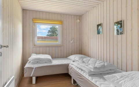 Solja - 85M from the Sea: Bois, Sol, Planche, Tache De Bois, Plafond, Dur, Chambre, Parquet, Literie, Lit