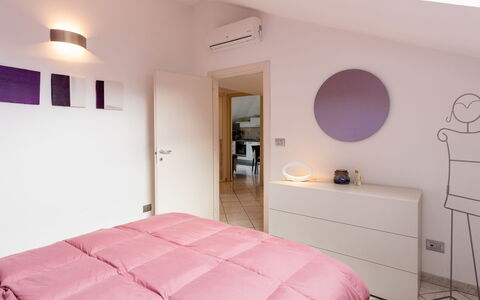 By Center and Sea: Meubles, Design Intérieur, Chambre, Lit, Mur, Plafond, Domicile, Sol, Sol, Pièce