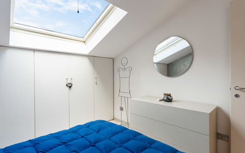 By Center and Sea: Chambre, Design Intérieur, Bois, Plafond, Sol, Lit, Sol, Éclairage, Drap De Lit, Meubles