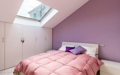 By Center and Sea: Chambre, Lit, Mur, Design Intérieur, Meubles, Bois, Sol, Literie, Sol, Rose