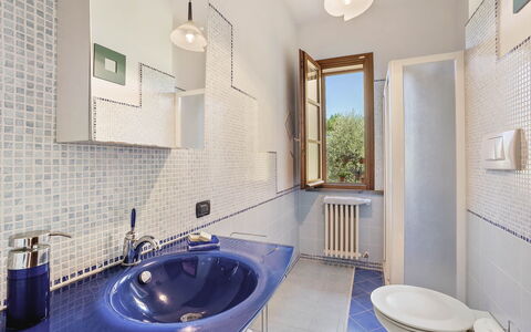 Villa Costa al Bagno: Sol, Luminaire Plomberie, Design Intérieur, Sol, Robinet, Lavabo, Évier, Plomberie, Salle De Bains, Domicile