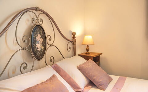 Villa Costa al Bagno: Lit, Chambre, Literie, Meubles, Drap De Lit, Bois, Linge, Design Intérieur, Cadre De Lit, Sol