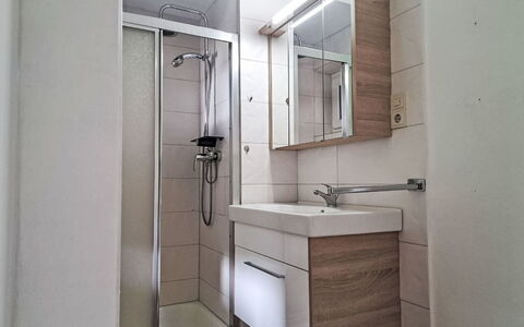 Lilly: Salle De Bains, Luminaire Plomberie, Lavabo, Sol, Sol, Évier, Design Intérieur, Robinet, Plomberie, Toilette