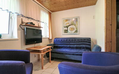Apartment Kriasi 620.1: Meubles, Design Intérieur, Bois, Pièce, Sol, Sol, Canapé, Table, Plafond, Salon