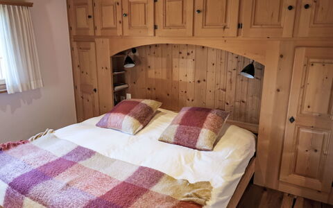 Spunda Biala: Bois, Chambre, Sol, Design Intérieur, Meubles, Sol, Lit, Drap De Lit, Pièce, Literie