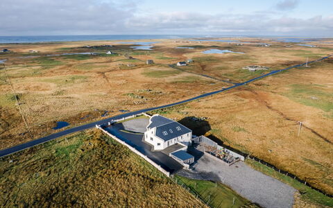 Frobost Lodge: Ciel, Maison, Architecture, Paysage, Domicile, Toit, Zone Rurale, Plaine, Chalet, Pente
