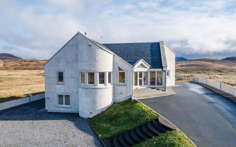 Benderloch House & Frobost Lodge: Design Intérieur, Meubles, Canapé, Sol, Sol, Pièce, Plafond, Salon, Appartement
