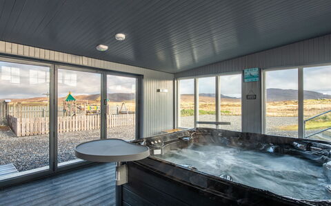 Benderloch House & Frobost Lodge: Design Intérieur, Meubles, Canapé, Sol, Sol, Pièce, Plafond, Salon, Appartement