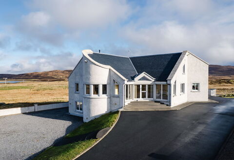 Benderloch House & Frobost Lodge: Design Intérieur, Meubles, Canapé, Sol, Sol, Pièce, Plafond, Salon, Appartement