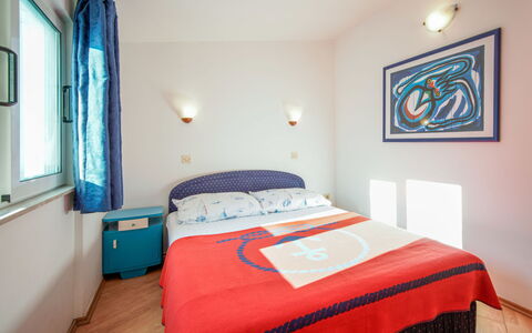 Plavi: Design Intérieur, Meubles, Chambre, Plafond, Sol, Lit, Sol, Pièce, Drap De Lit, Éclairage